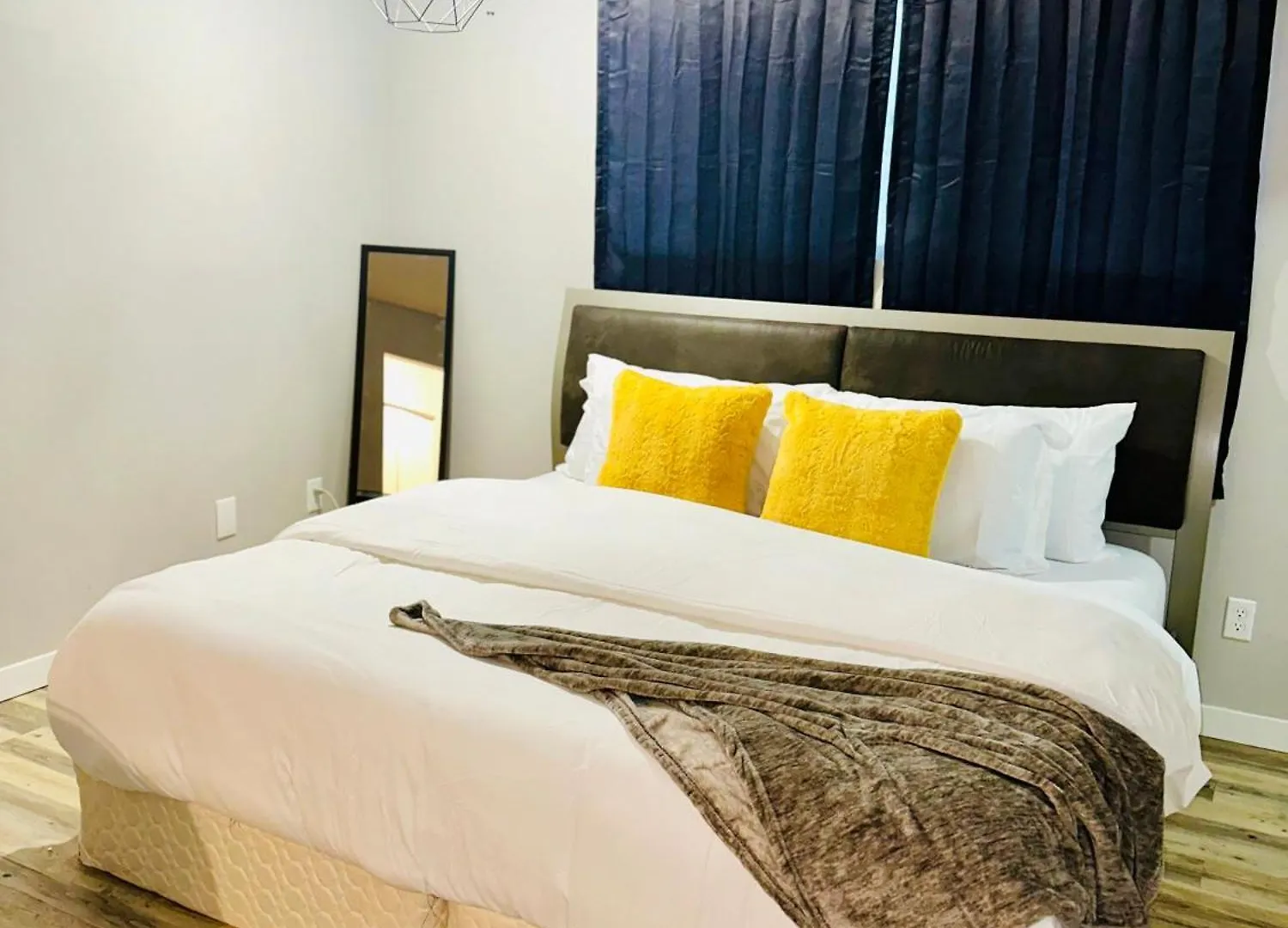 Apartment Elsichy Stay Cozy Home - Sleeps 10- Near West Edmonton Mall
