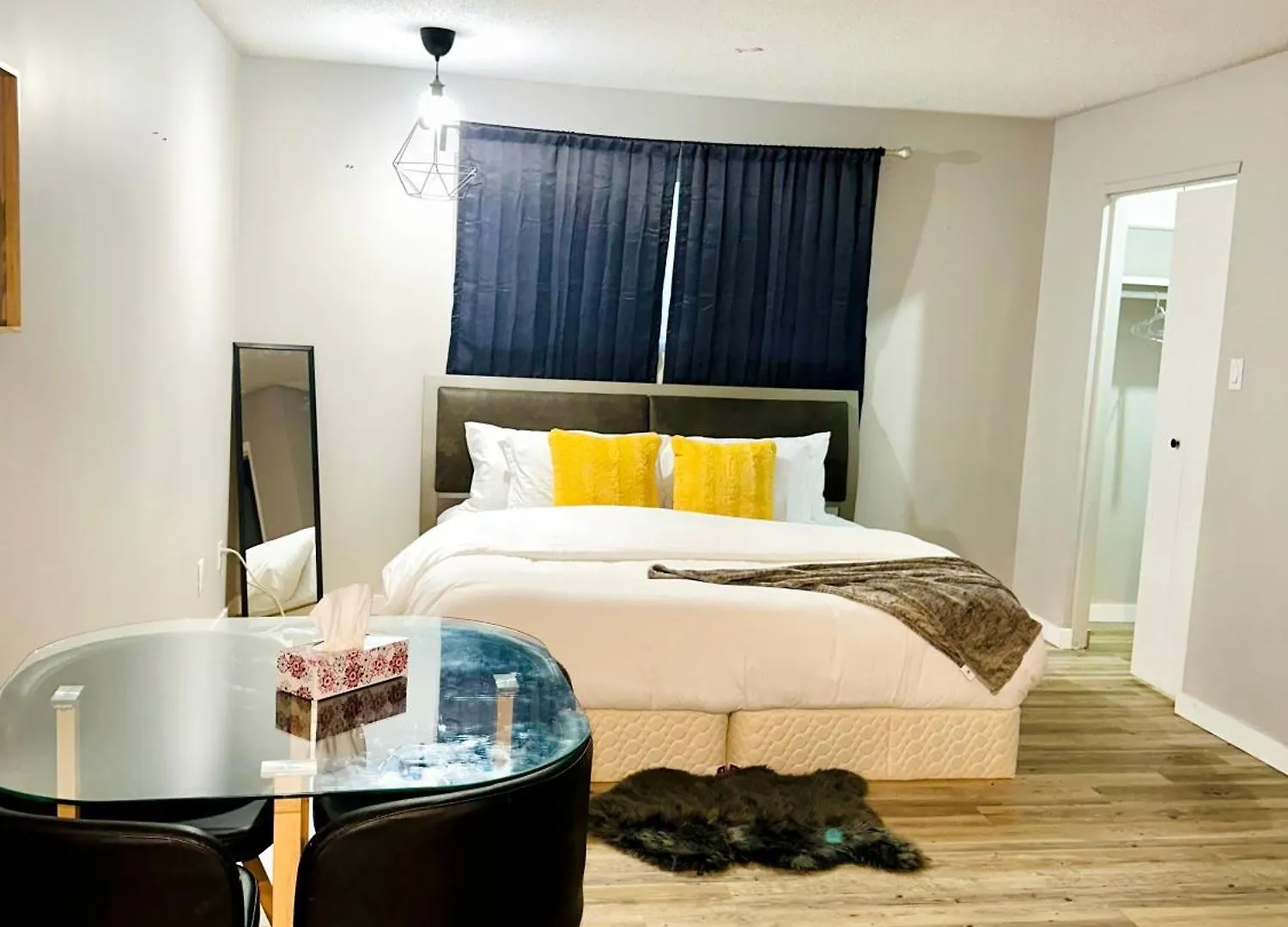 Elsichy Stay Cozy Home - Sleeps 10- Near West Edmonton Mall Apartment